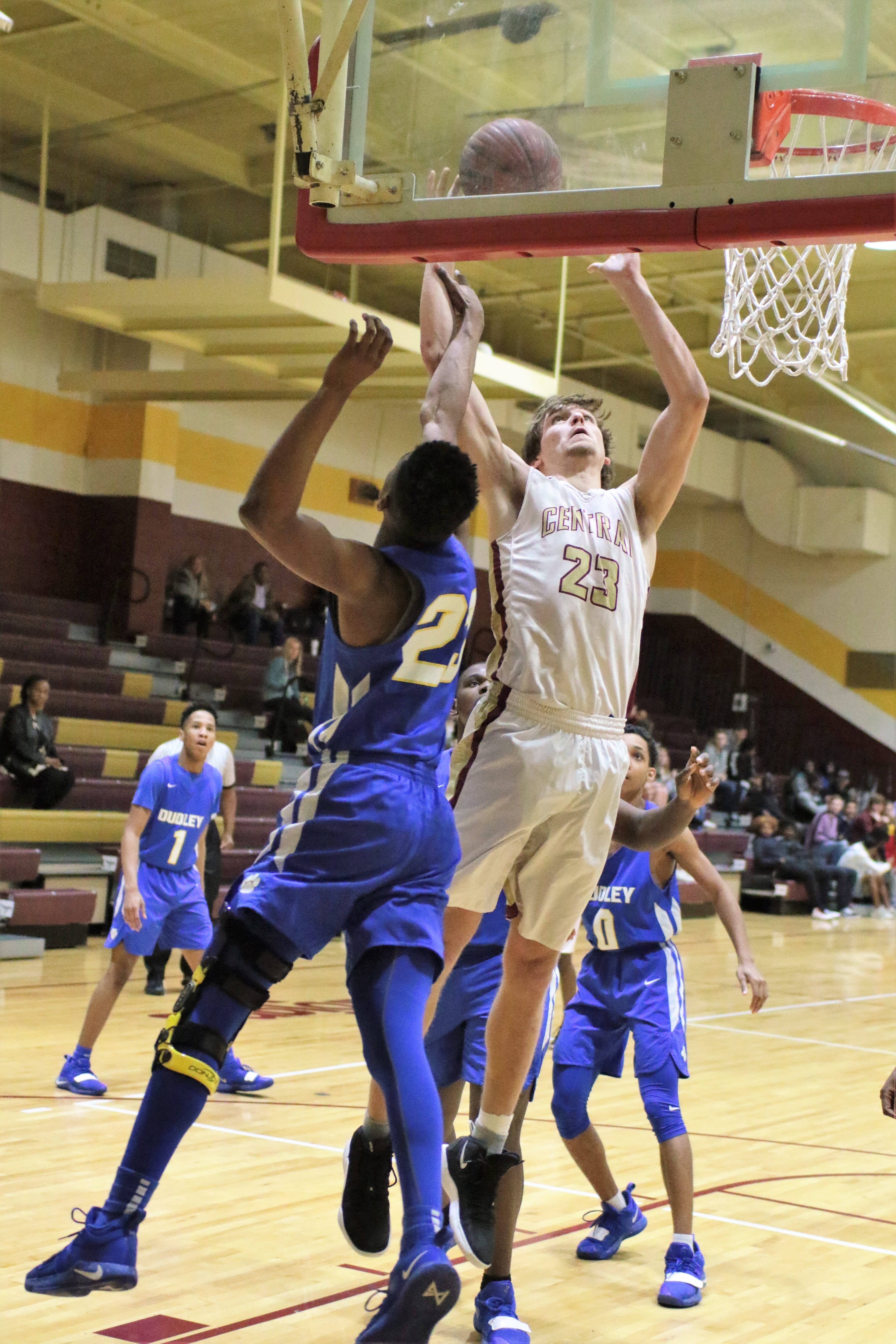Central teams overtaken by comebacks in first round
