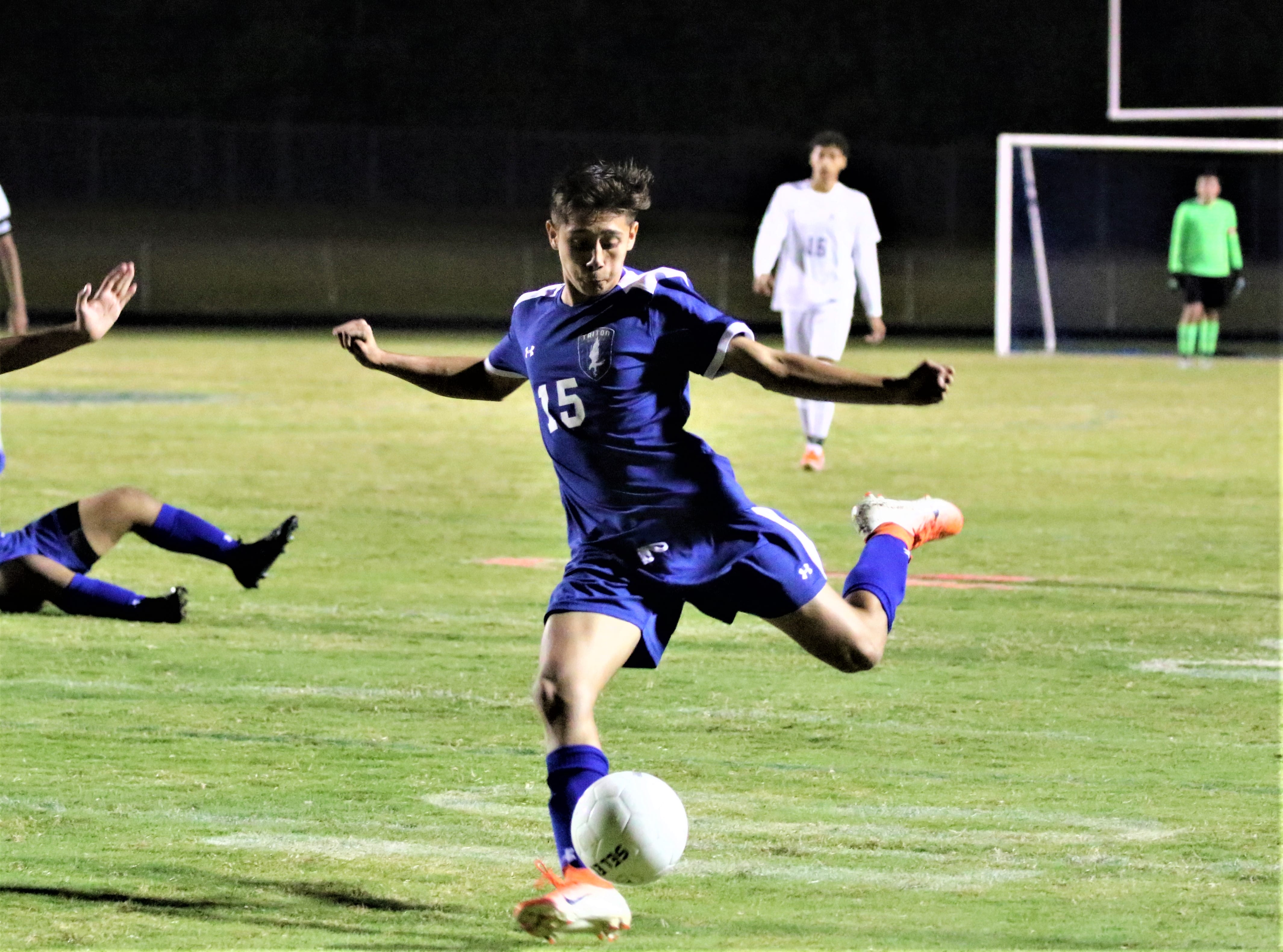 S. Lee stays unbeaten in league