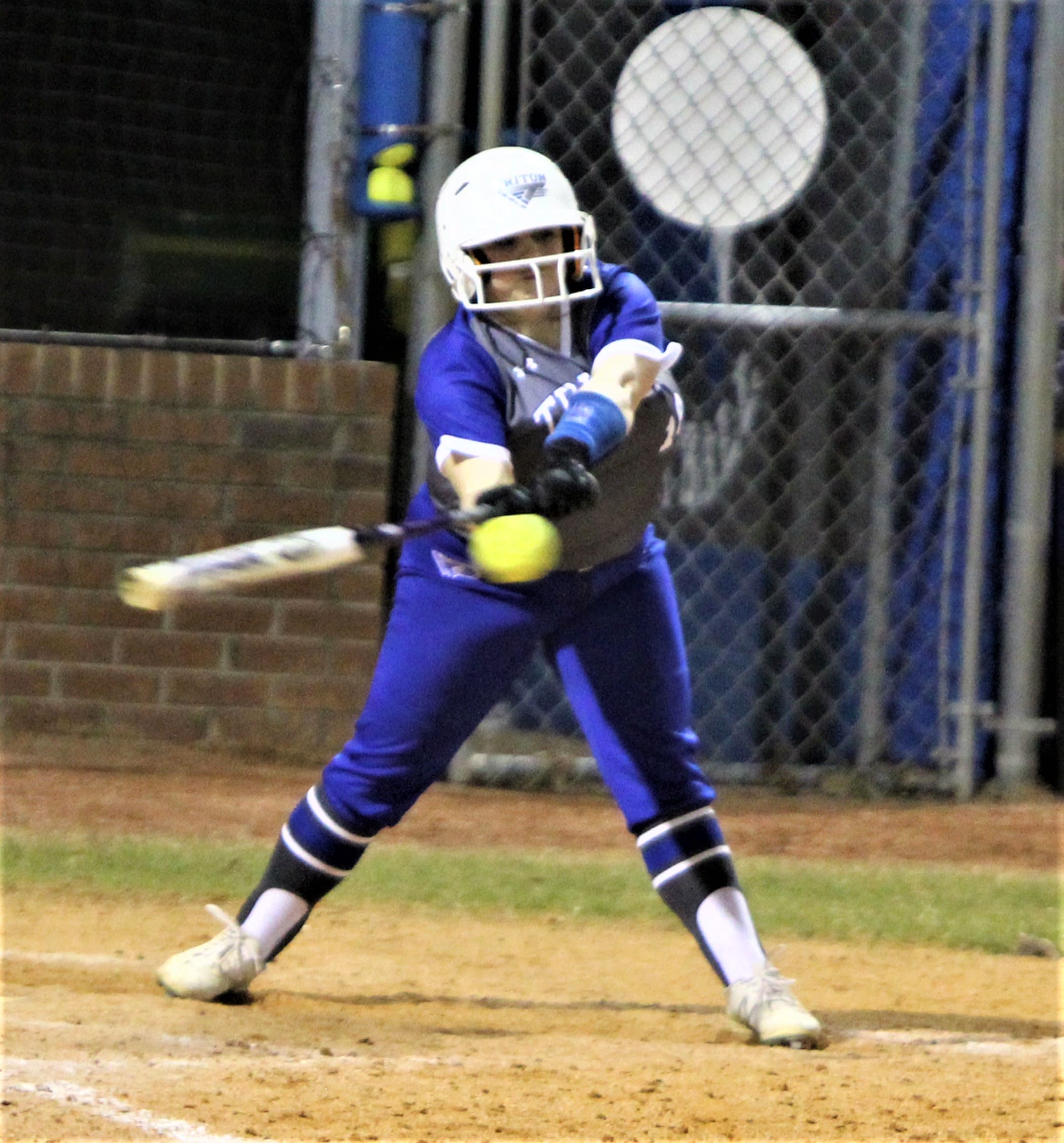 Hawks notch one-run victories
